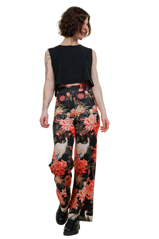 Nahaufnahme des Kranich-Drucks auf der in Berlin hergestellten weiten Hose 'Blütenflug