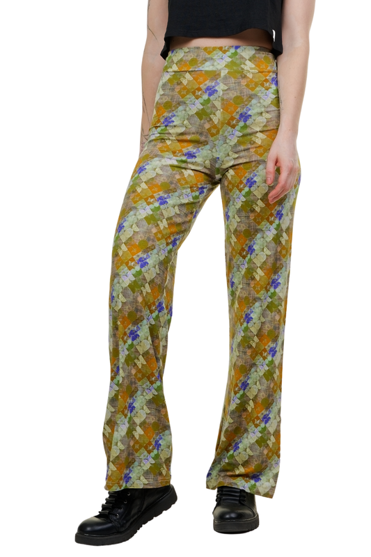 Frau präsentiert die weite Marlene-Hose 'Vintage Vibe grün' mit geometrischem Karomuster in Grün und Gelb, kombiniert mit einem schwarzen Crop-Top