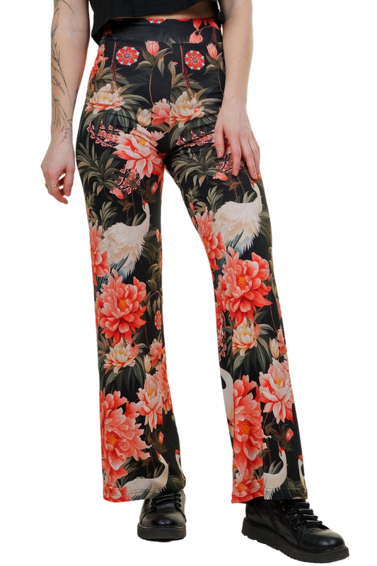 Elegante Marlene-Hose 'Blütenflug' mit weißen Kranichen und roten Blumen zu schwarzem Oberteil