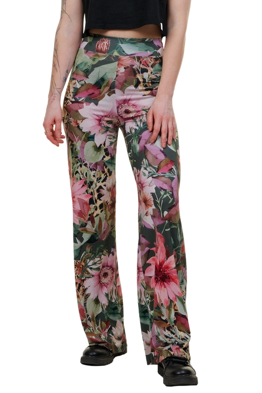 Lässiges Berliner Streetwear-Outfit: Weit geschnittene florale Stoffhose mit elastischem Bund, ideal für einen bequemen und dennoch stylischen Alltag