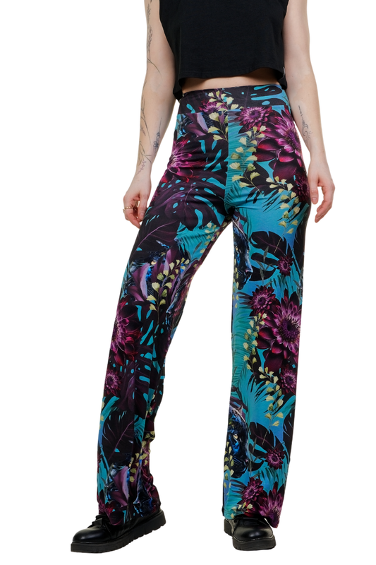 in Berlin hergestellte Wide-Leg-Hose mit hohem Bund (High Waist) und auffälligem Dschungel-Nacht-Print aus fließendem Stoff für eine elegante Silhouette