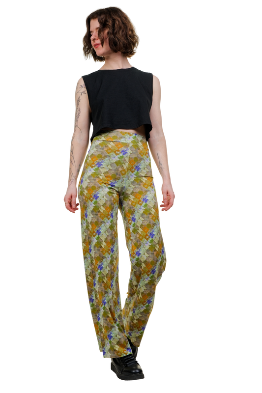 In Berlin hergestellte Wide-Leg-Hose mit hohem Bund (High Waist) und auffälligem Karo-Print aus fließendem Stoff für eine elegante Silhouette