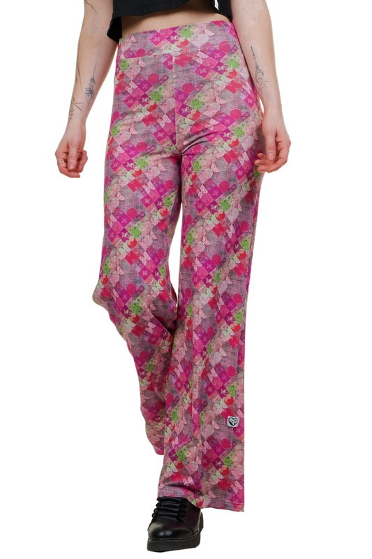 Entdecke die Marlene-Hose "Vintage Vibe pink": Grafisches Karo-Muster, weites Bein & elastischer High-Waist-Bund. Lokal & fair in Berlin hergestellt! Jetzt shoppen.