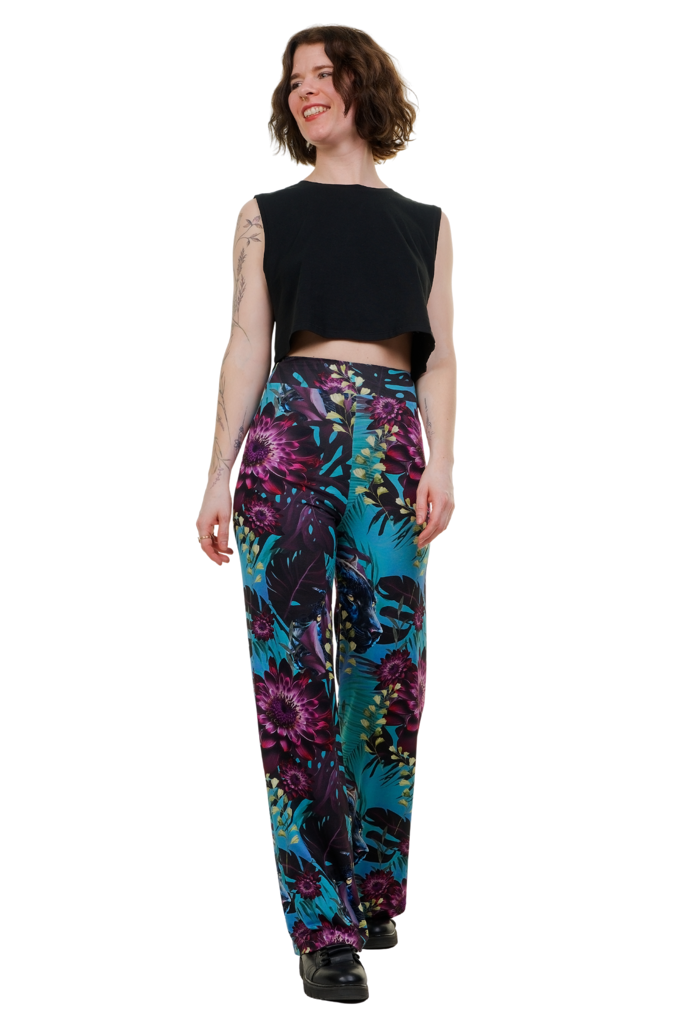 Lässiges Berliner Streetwear-Outfit: Weit geschnittene blaue Stoffhose mit elastischem Bund, ideal für einen