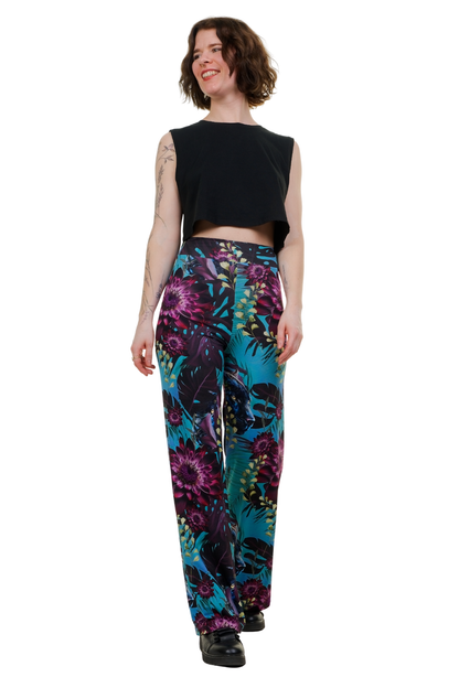 Lässiges Berliner Streetwear-Outfit: Weit geschnittene blaue Stoffhose mit elastischem Bund, ideal für einen