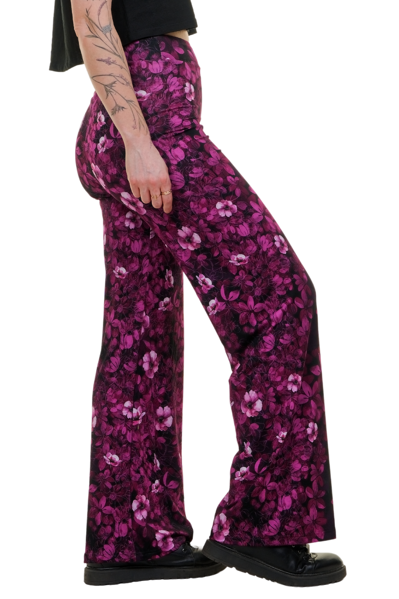 Fließende Wide-Leg-Hose Pink Flower mit hohem Bund und Allover-Blütenprint auf dunklem Hintergrund für einen eleganten Retro-Look