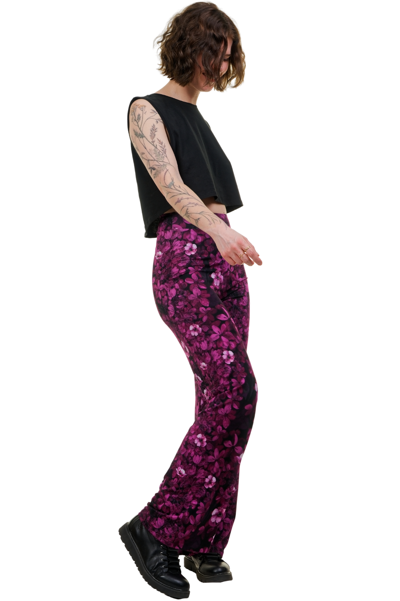 Modernes Boho-Outfit mit der weiten Stoffhose Pink Flower, schwarzen Plateau-Boots und einem bauchfreien Top – ideal für Freizeit und Events