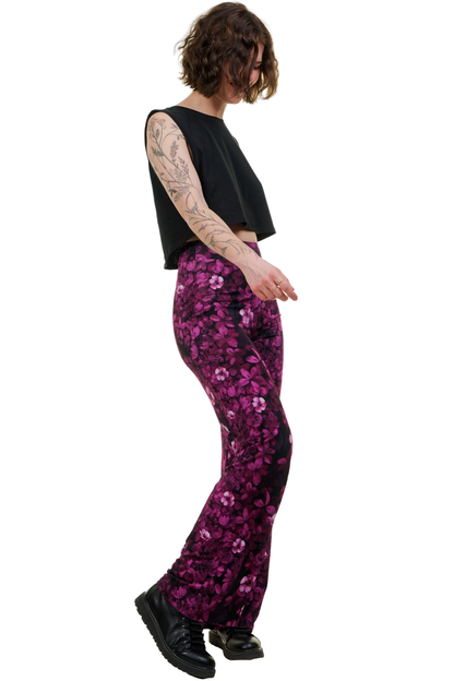 Modernes Boho-Outfit mit der weiten Stoffhose Pink Flower, schwarzen Plateau-Boots und einem bauchfreien Top – ideal für Freizeit und Events