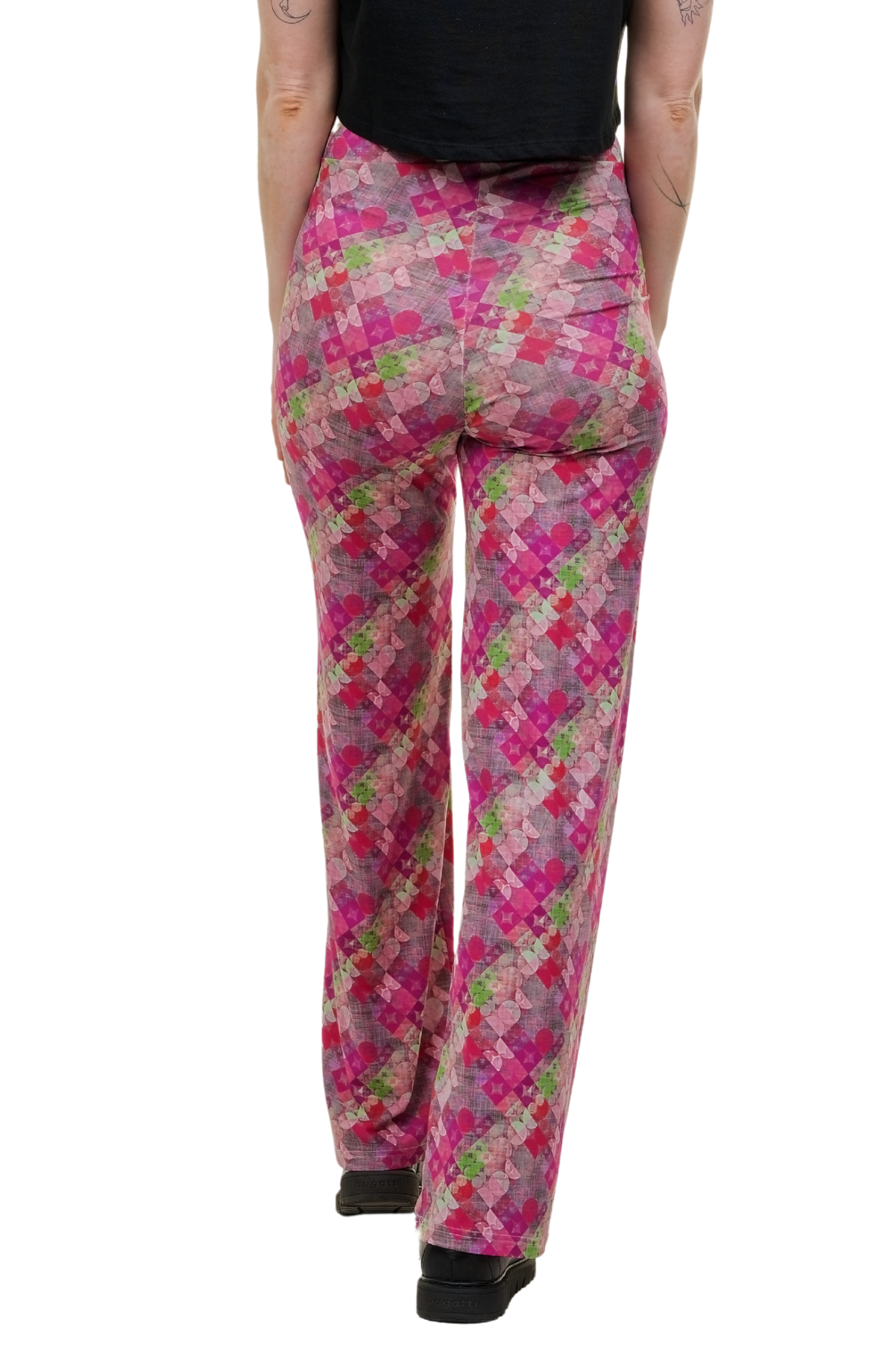 Frau präsentiert die weite Marlene-Hose 'Vintage Vibe pink' mit einem kleinteiligen, geometrischen Karomuster in Pink, Magenta, Rot und Hellgrün, kombiniert mit einem schwarzen Crop-Top