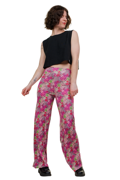 "In Berlin hergestellte Wide-Leg-Hose mit hohem Bund (High Waist) und auffälligem Retro-Karo-Print aus fließendem Stoff für eine elegante Silhouette.