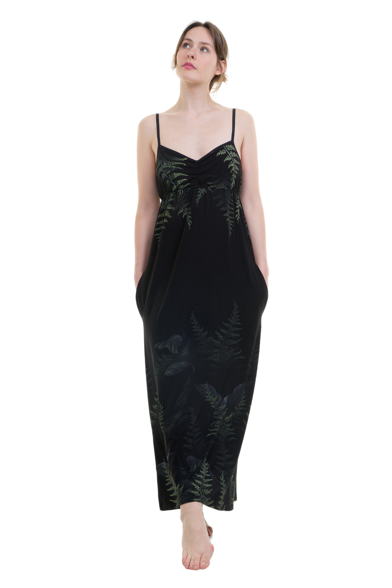 Schwarzes Düsterfarn Kleid kombiniert mit passendem Langarm-Bolero und schwarzen Plateaustiefeln.