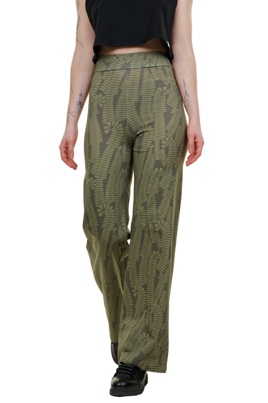Frau trägt die grüne Evergreen Marlene-Hose mit Muster, weites Bein, Made in Berlin.